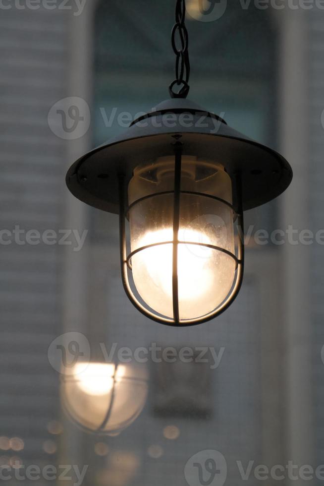 hängande lampor i industriell stil i taket foto