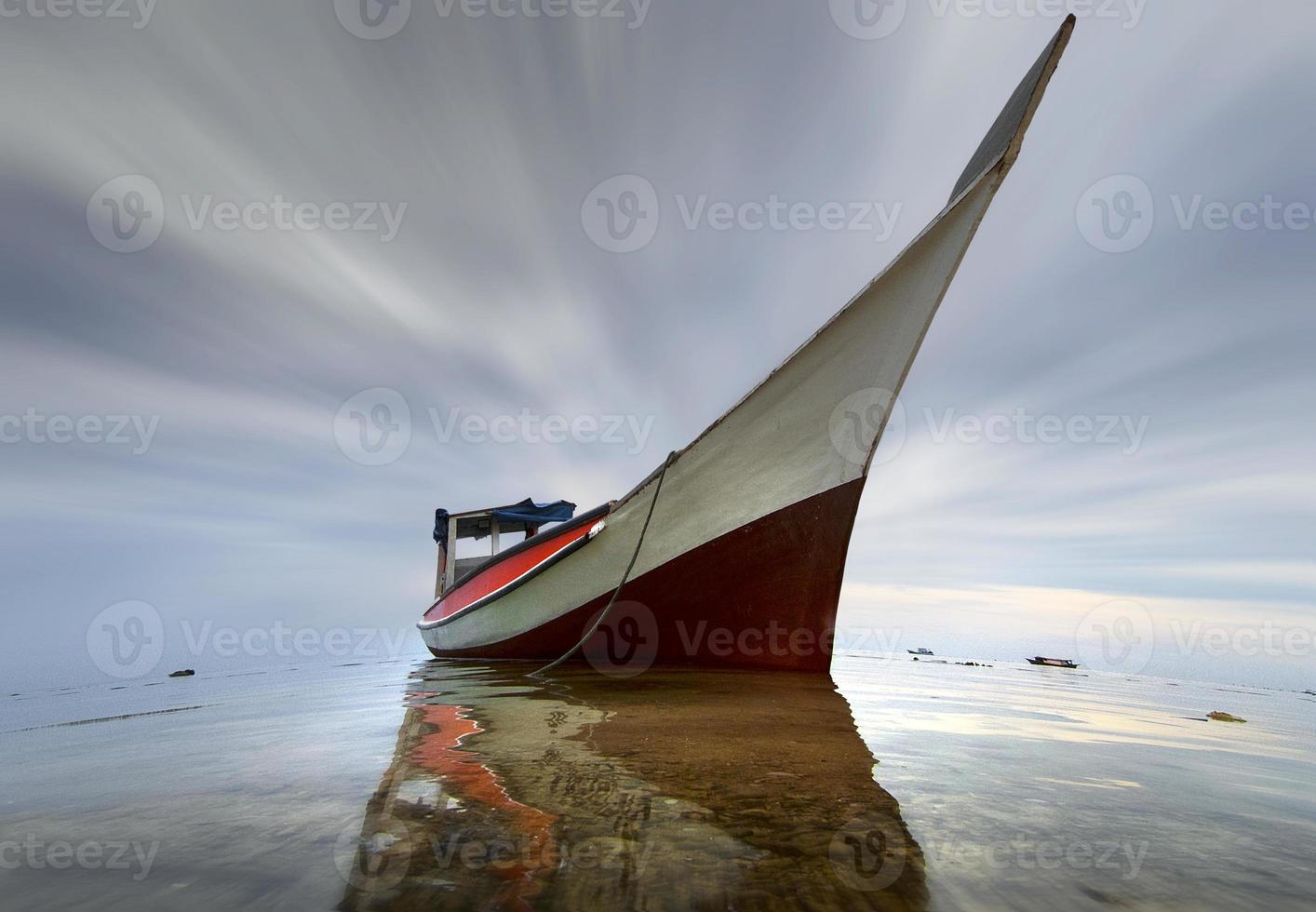 fiskebåt i havsstranden. foto