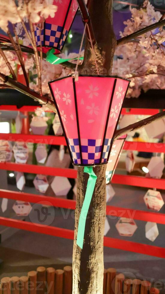 hängande japansk papper lykta som en dekoration. foto