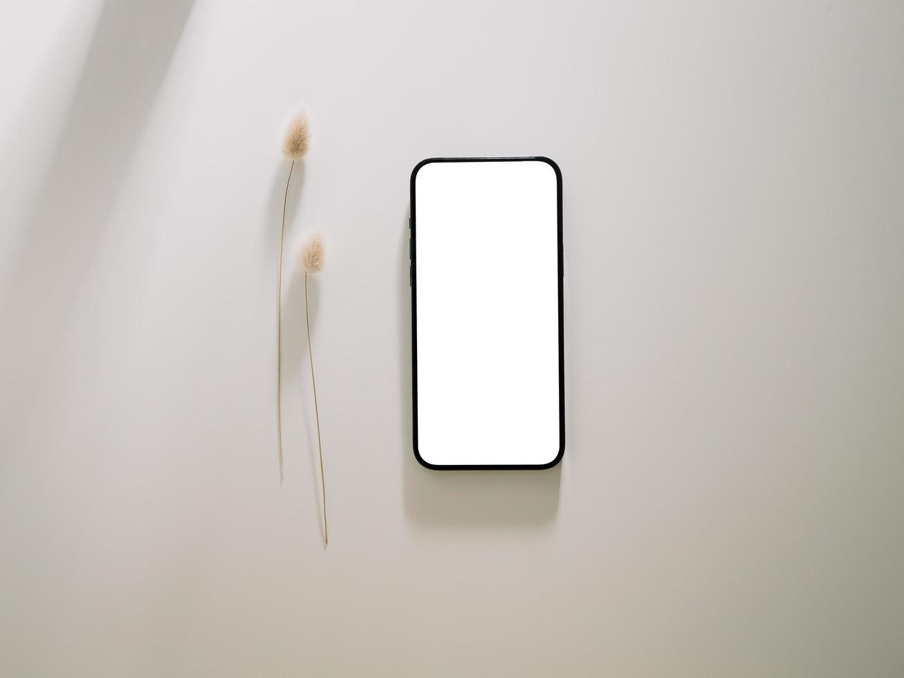 smartphone mockup med telefon med blank skärm mall, platt låg foto