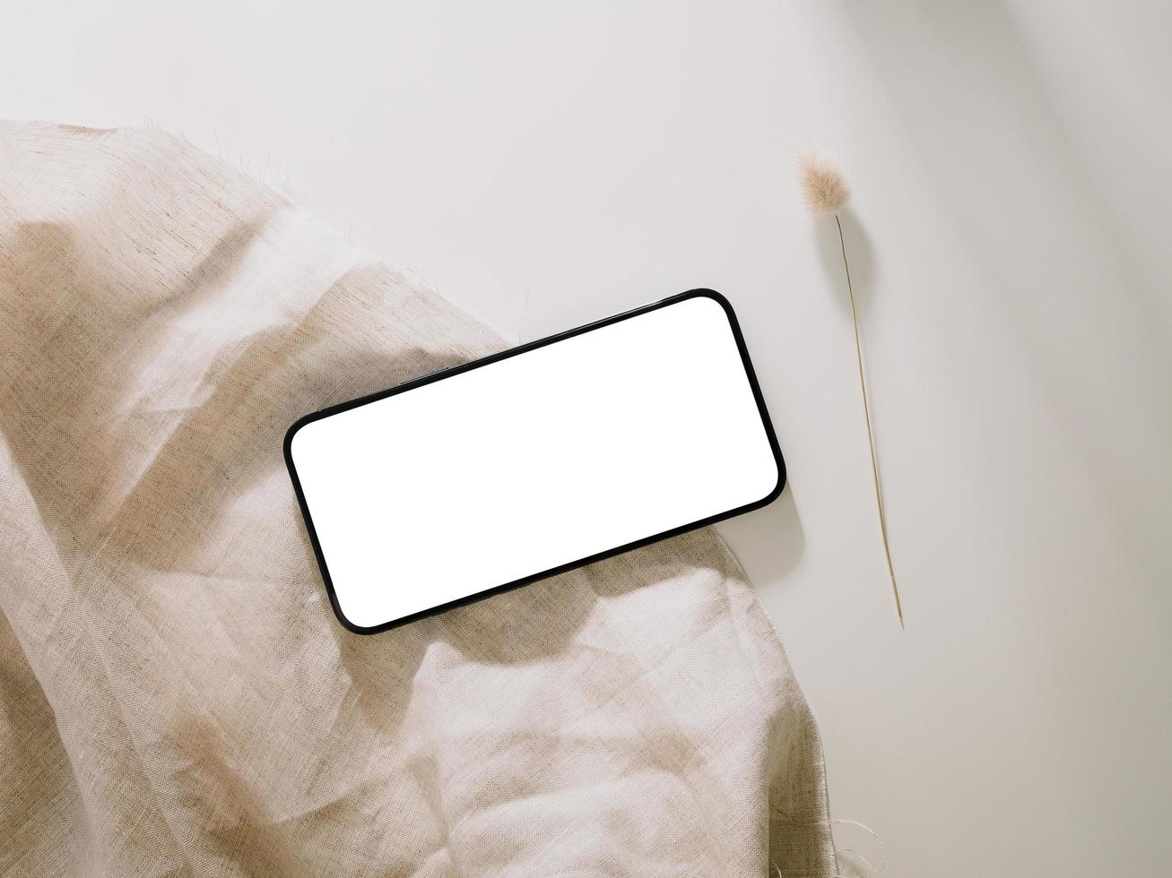 smartphone mockup med telefon med blank skärm mall, platt låg foto