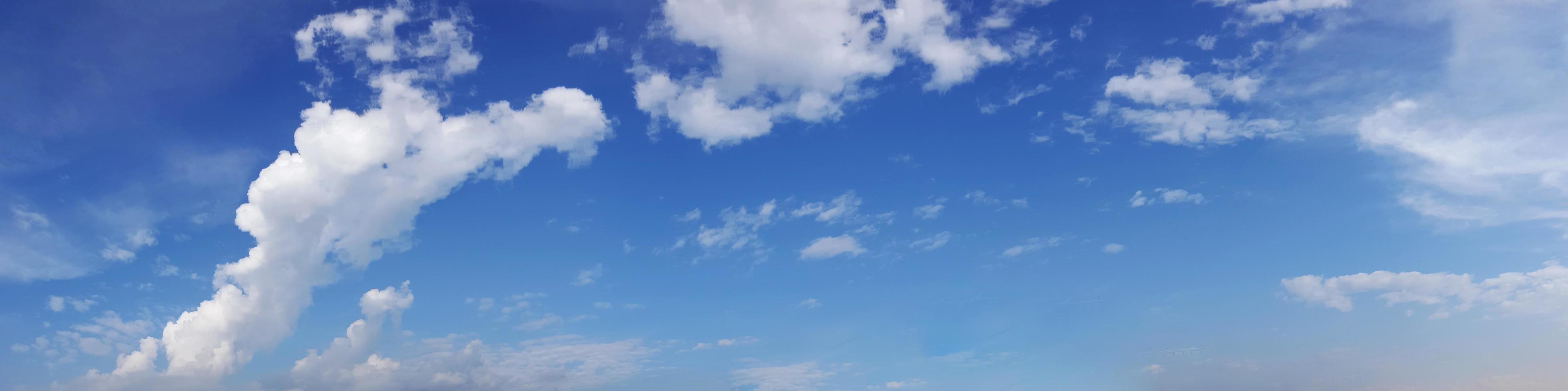 levande färg panoramahimmel med moln på en solig dag. foto