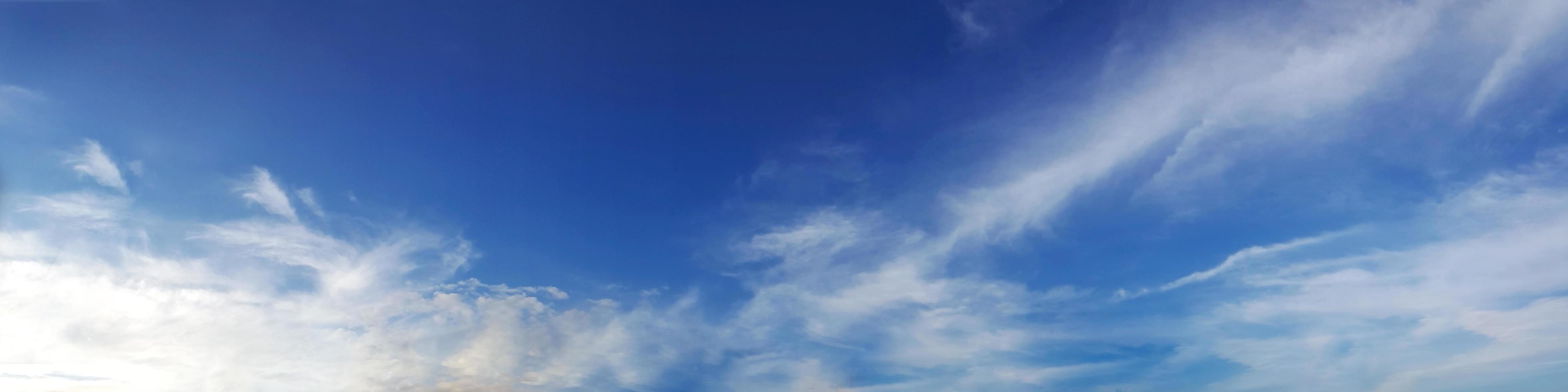 levande färg panoramahimmel med moln på en solig dag. foto