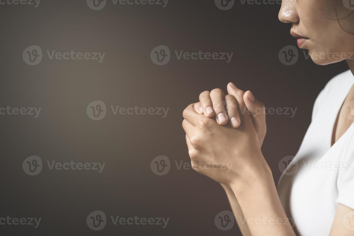 religiös ung kvinna som ber till gud på morgonen, foto