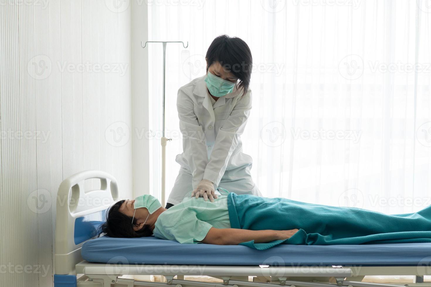 läkare utför cpr på patienten foto