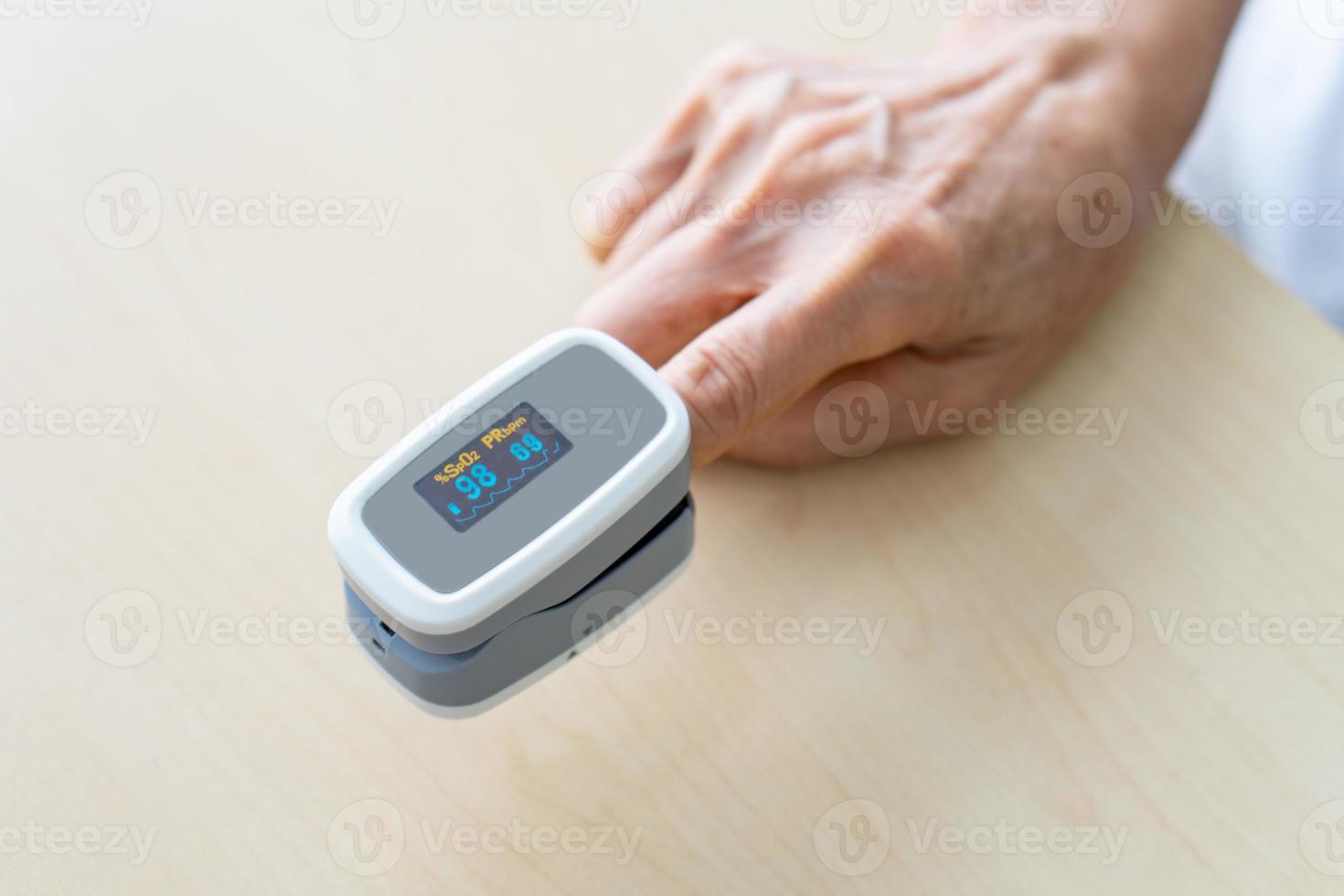 patient med pulsoximeter på fingret foto