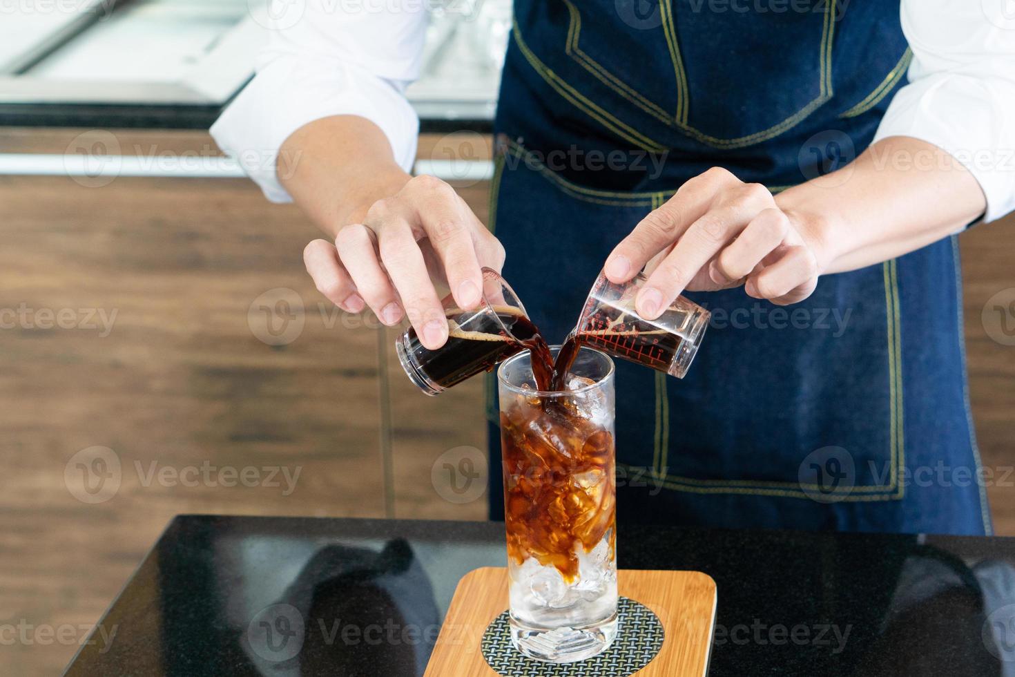 barista som gör iskaffe i café foto