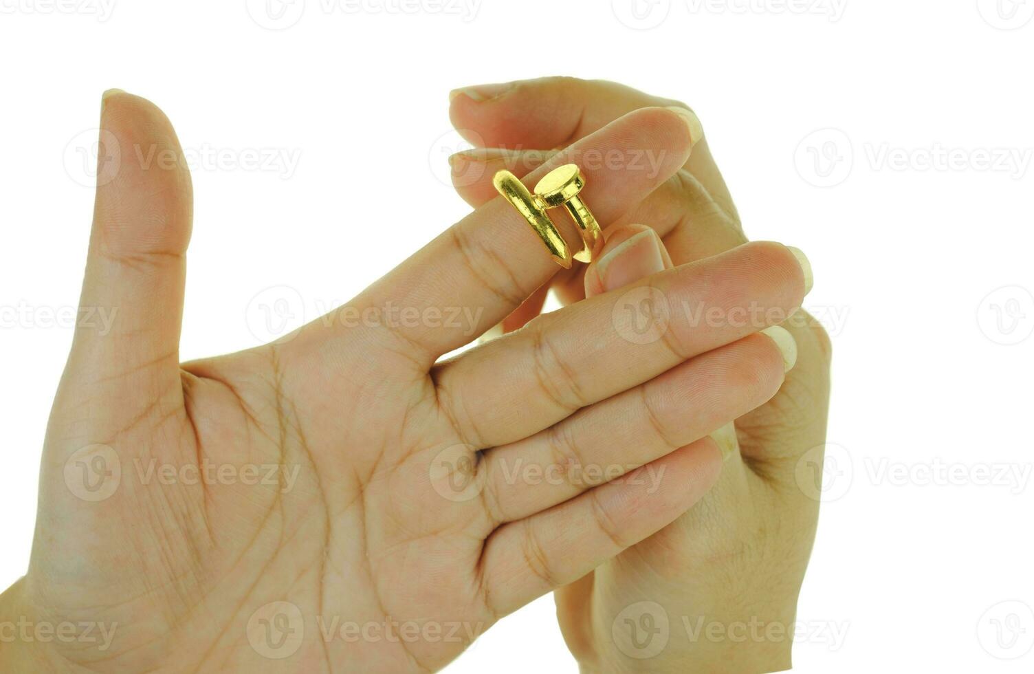 kvinnas hand med guldring smycken foto