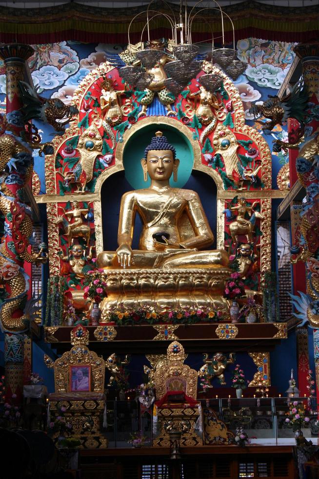 staty i buddhisttemplet foto