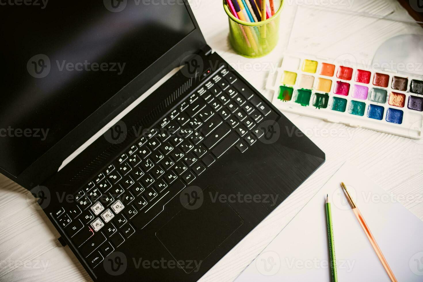 utomhus- bärbar dator för uppkopplad teckning Träning med vattenfärg målarfärger och pennor foto