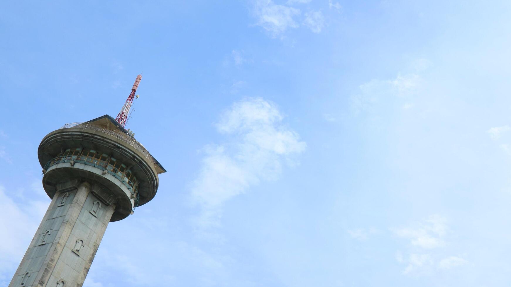 moskéminareter mot himmelsbakgrunden foto