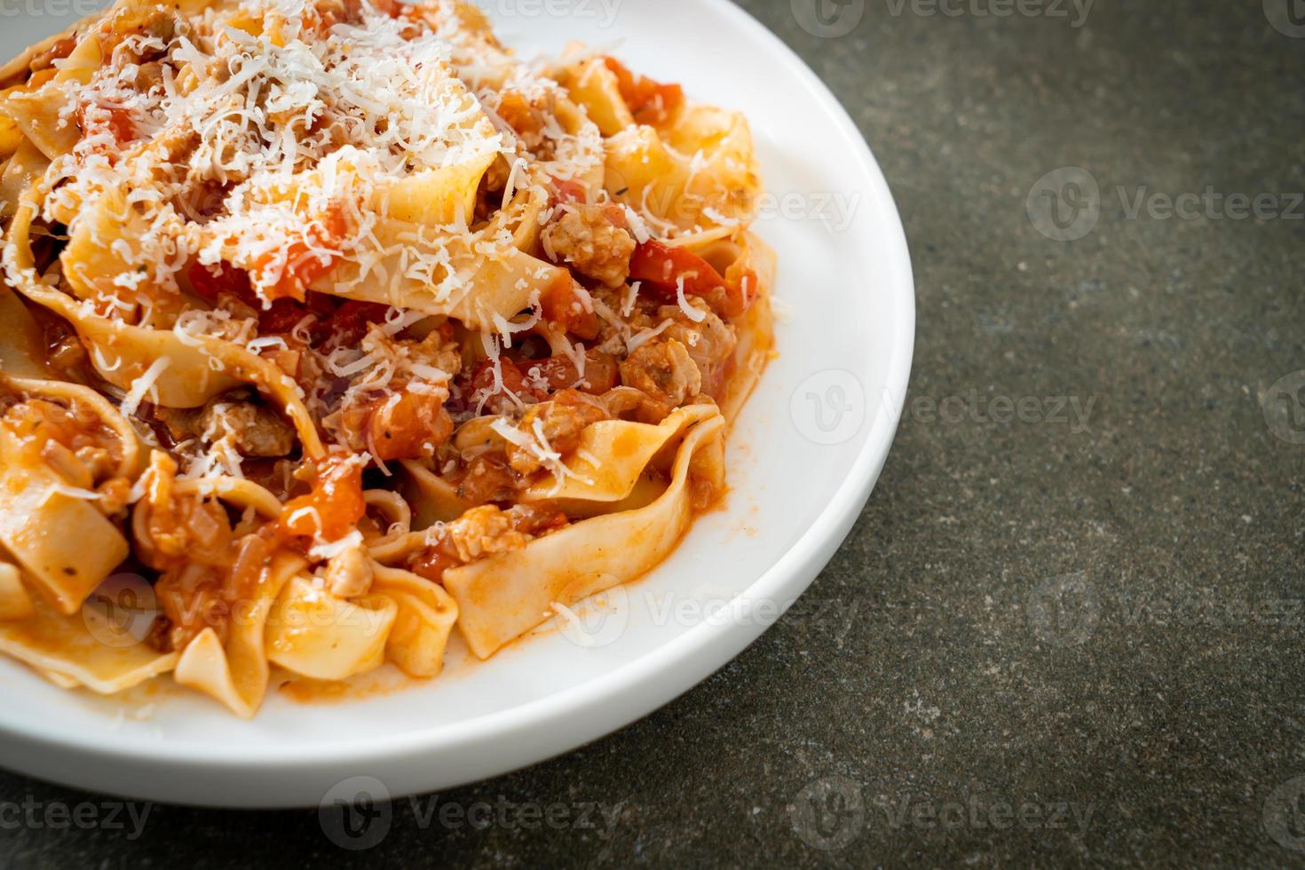 hemlagad pasta fettuccine bolognese med ost foto