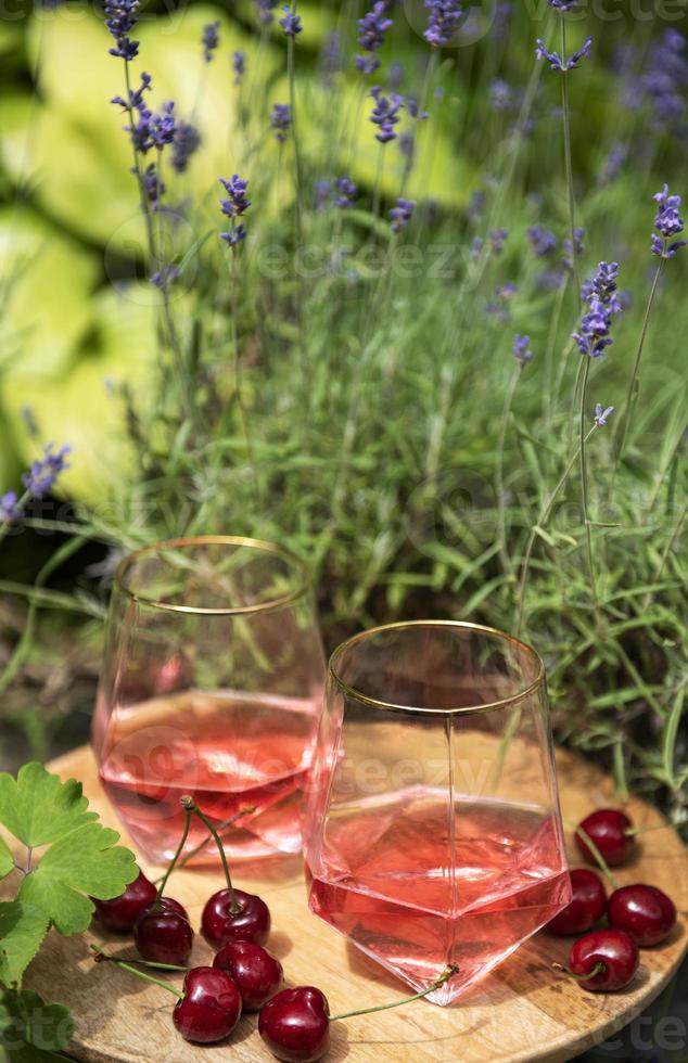 inställd för picknick på filt i lavendelfält foto