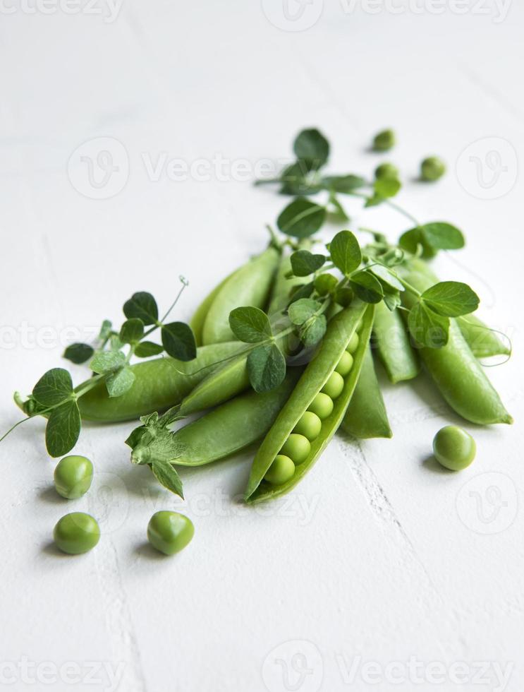 färska gröna ärtor och gröna ärtor med groddar foto