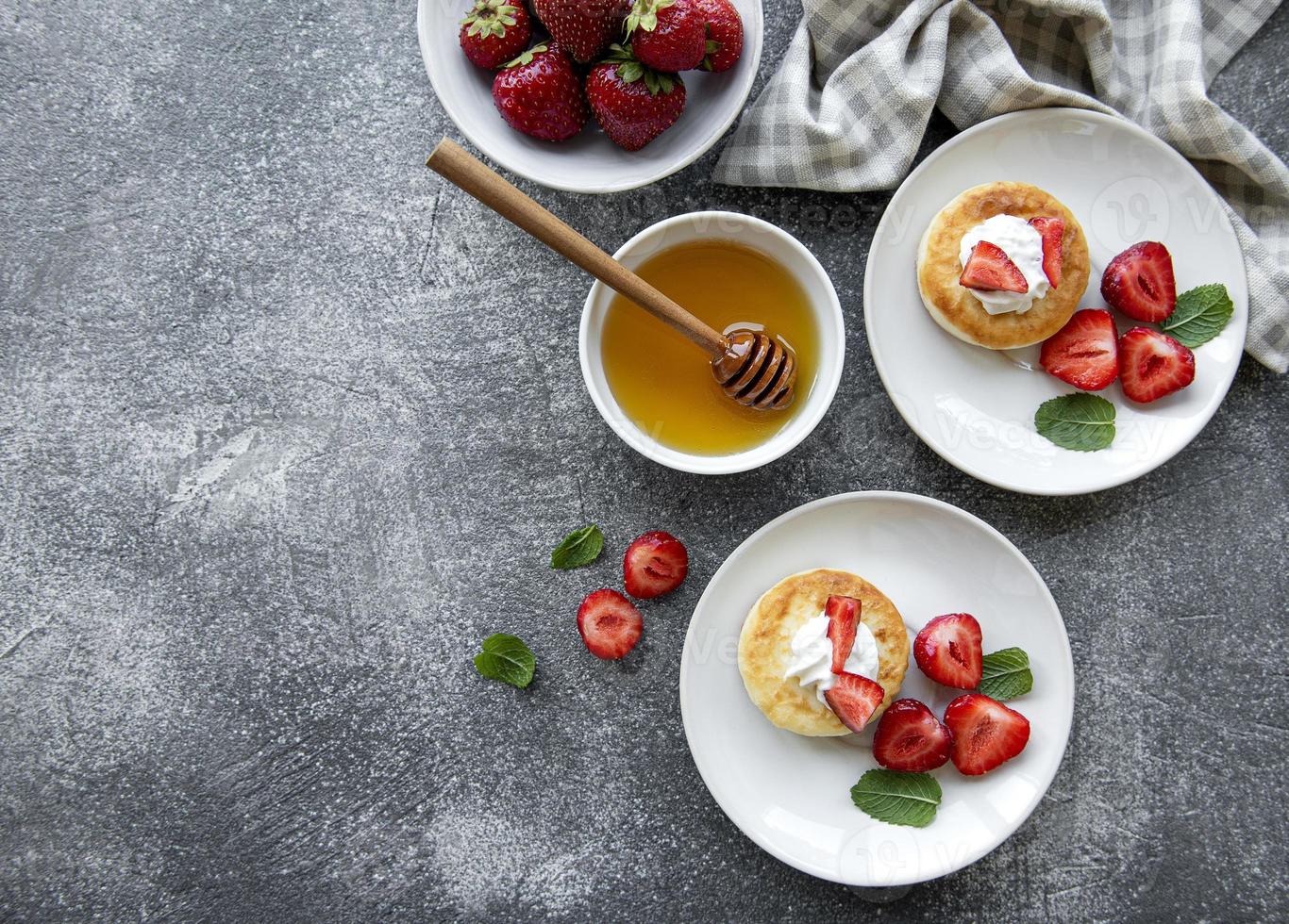 keso pannkakor, ricotta fritters på keramisk tallrik foto