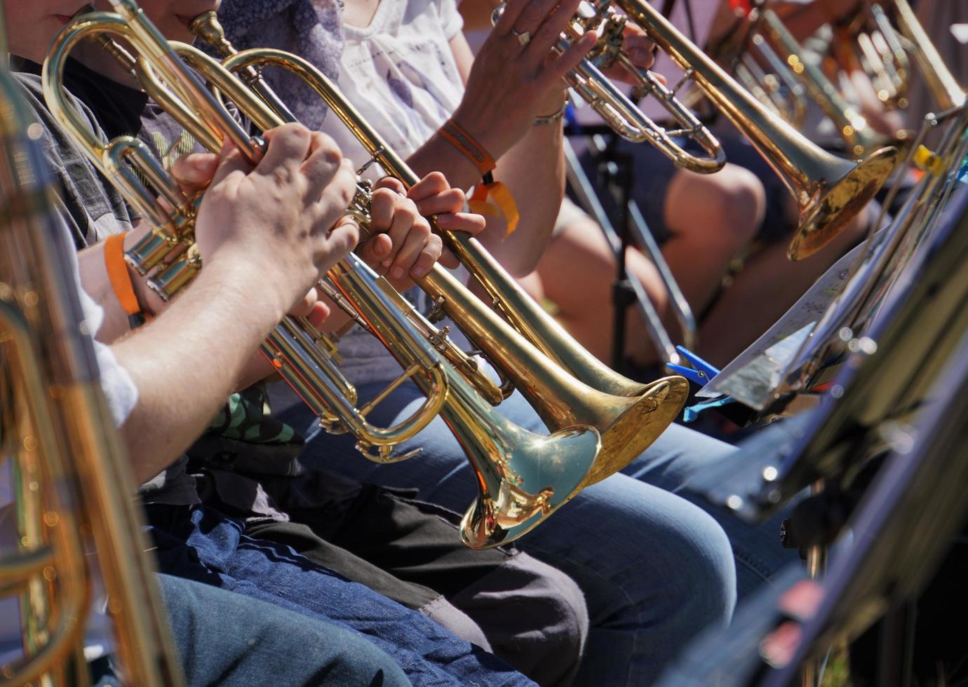 människor som spelar trumpeter i mässingsektion foto