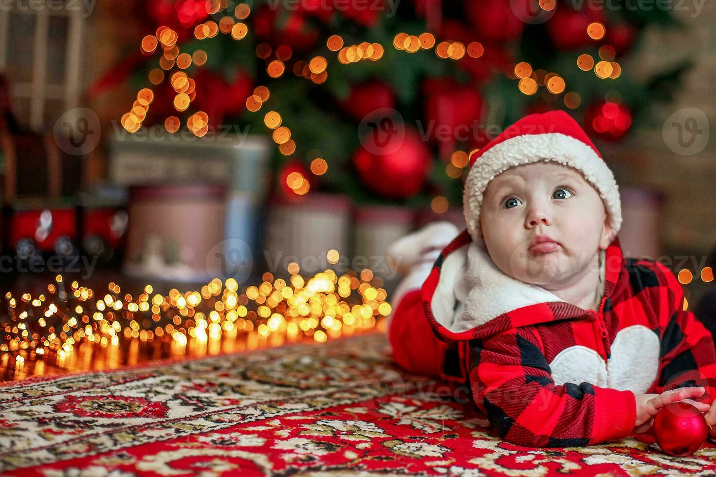 liten sex månad gammal bebis klädd som santa claus. bakgrund för jul kort. de barn utseende upp på de plats för inskrift. foto