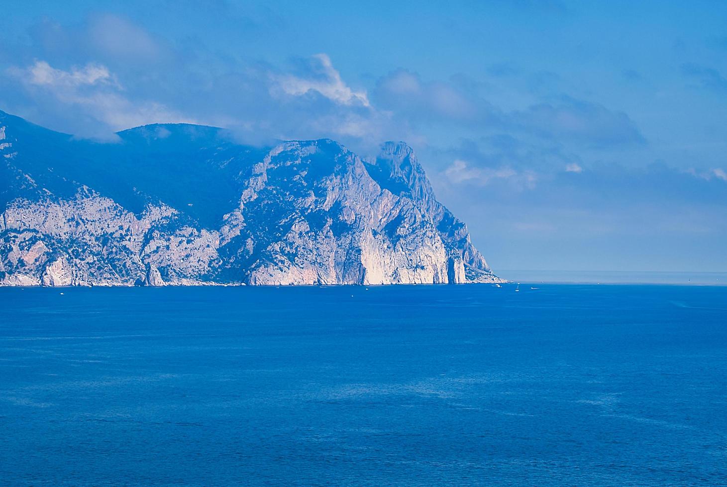 havslandskap med berg vid horisonten foto