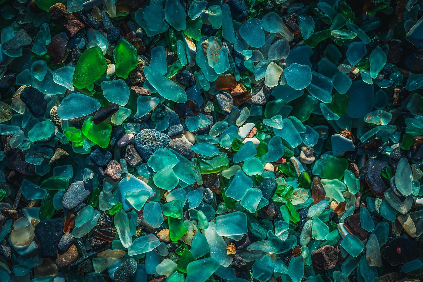 naturlig bakgrund med havsglas närbild på sand. foto