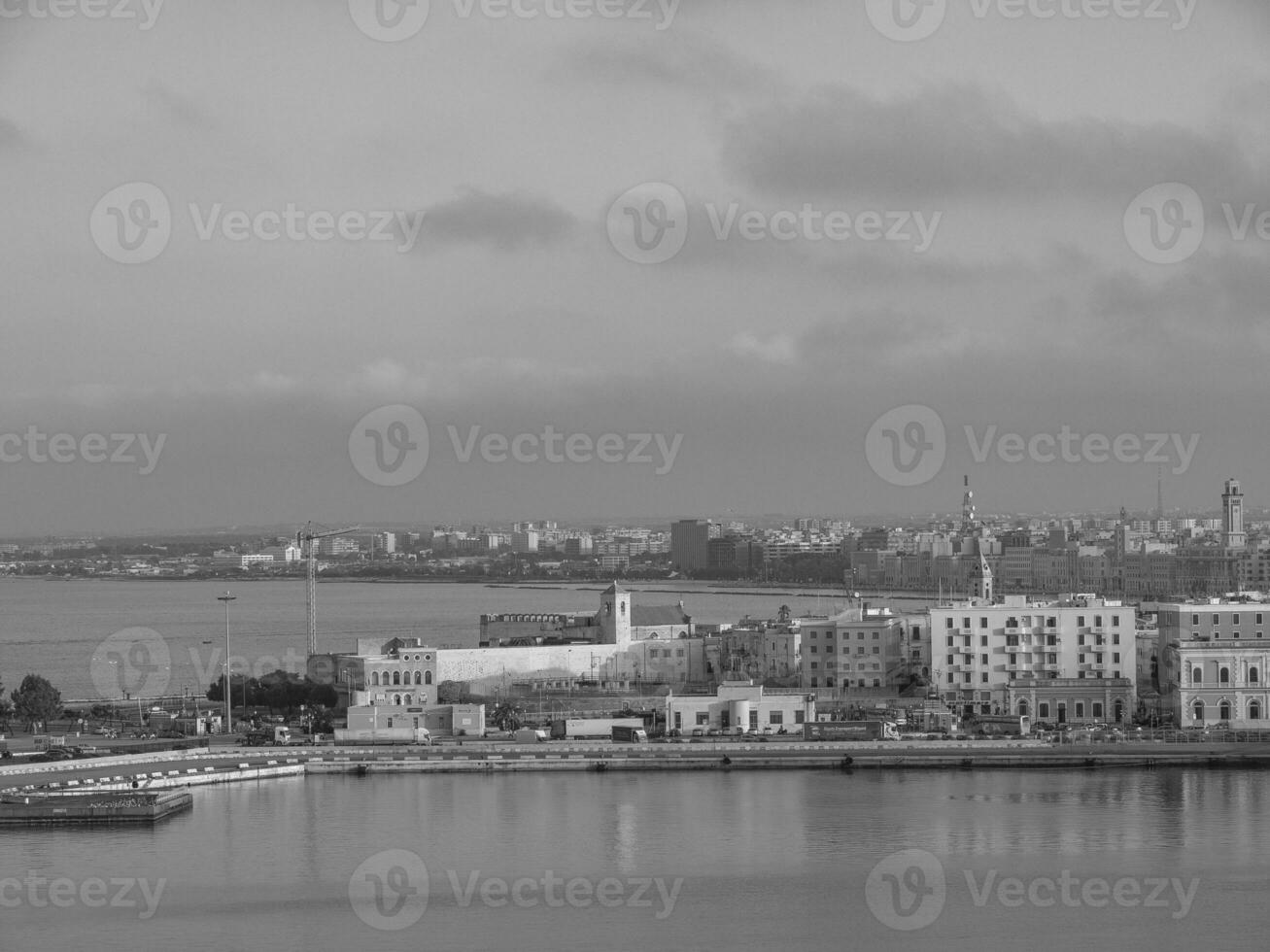 de italiensk stad av bari foto