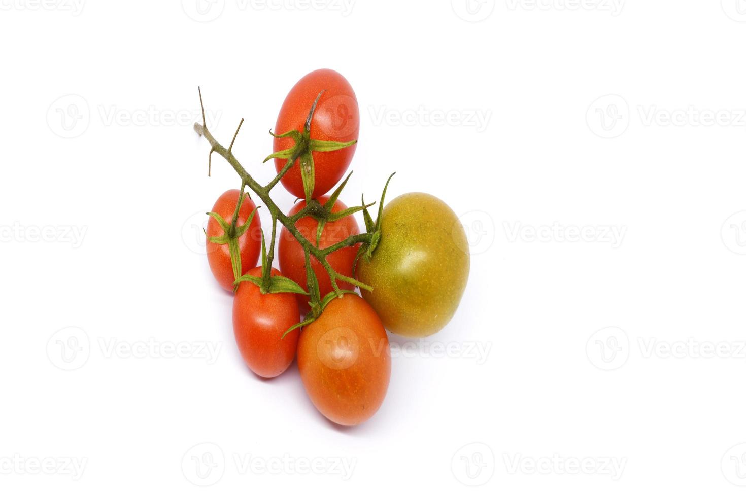färska röda tomater isolerade på vit bakgrund. plommontomat. foto