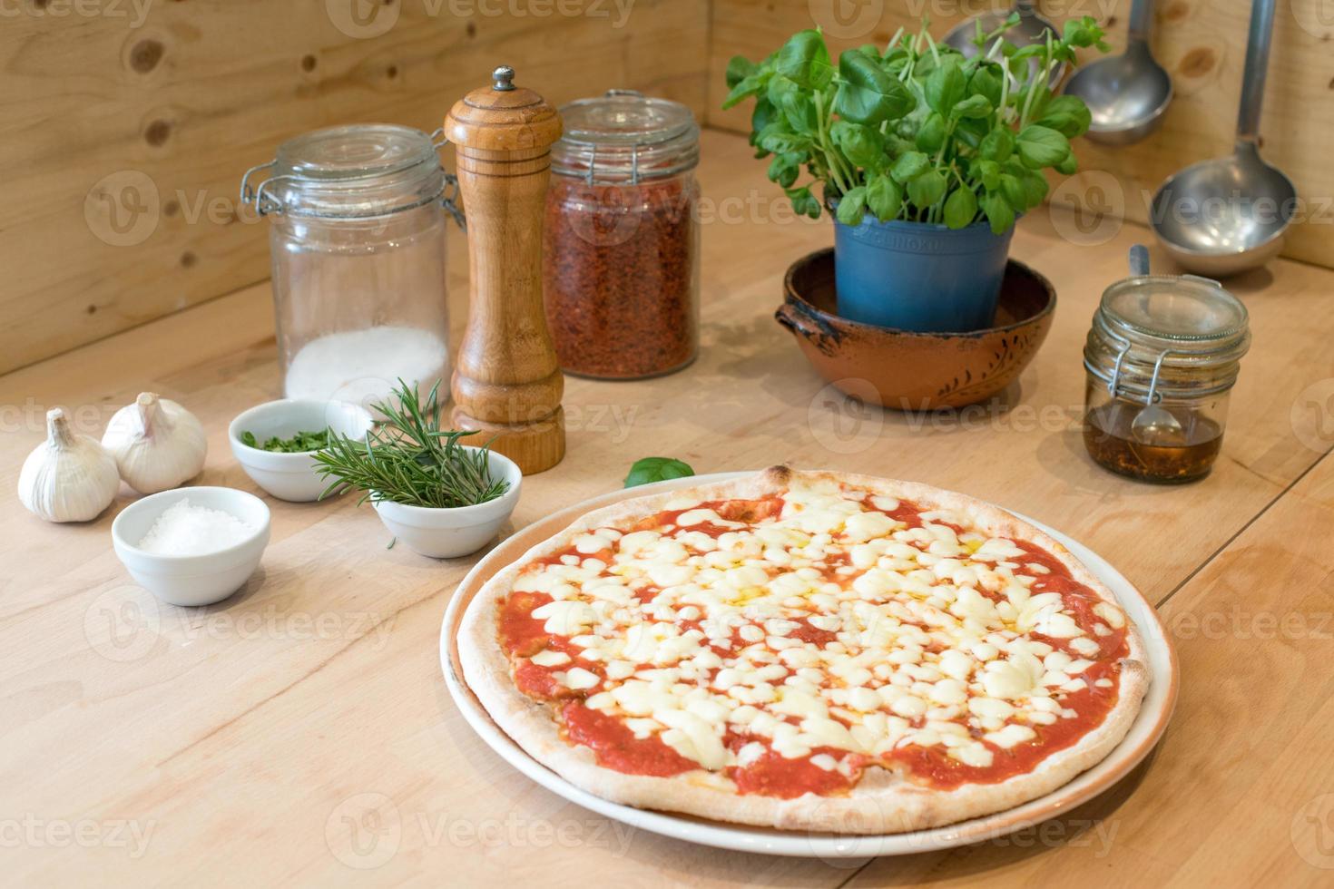traditionell italiensk pizza margherita med tomater, mozzarellaost foto