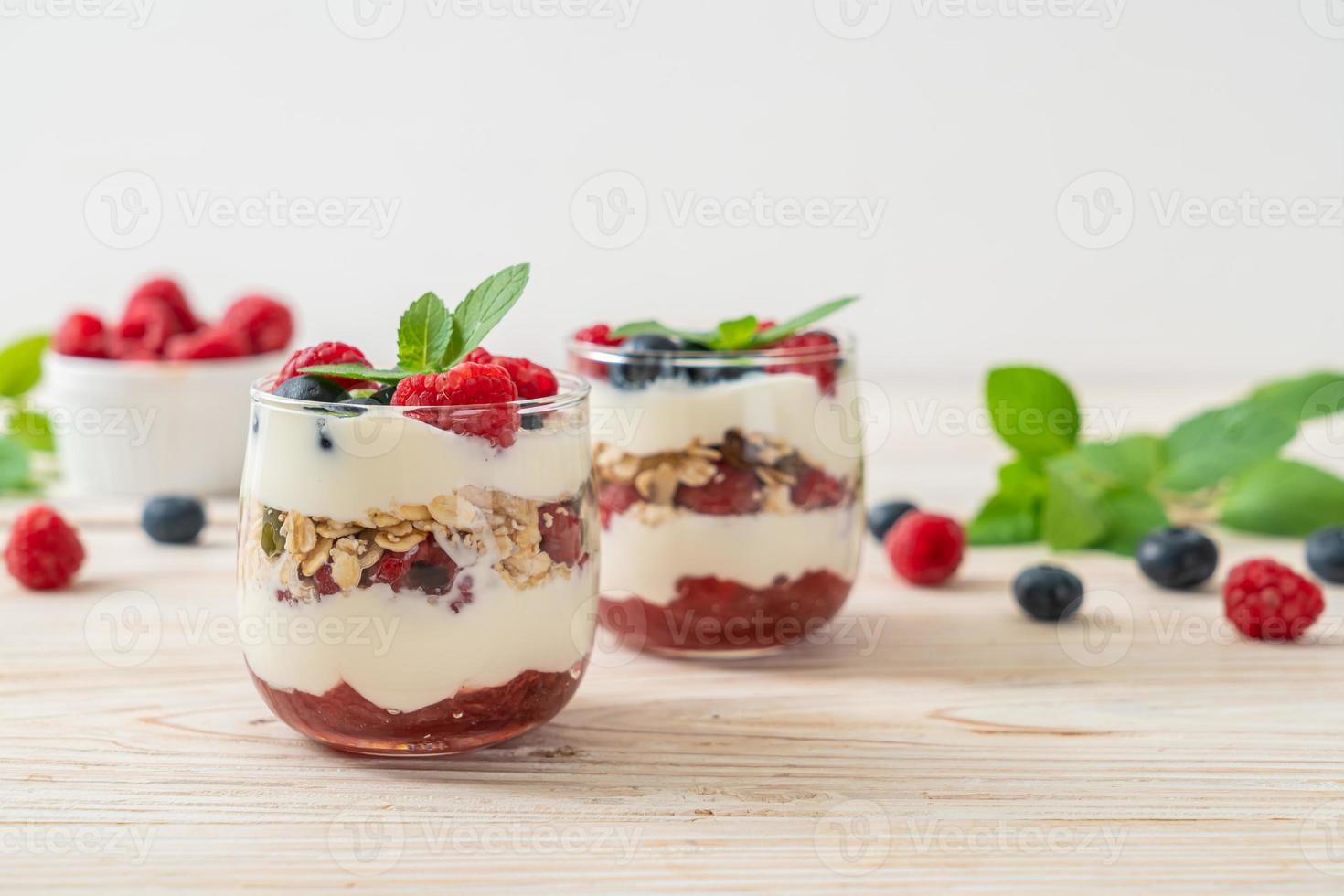 hemlagad hallon och blåbär med yoghurt och granola foto
