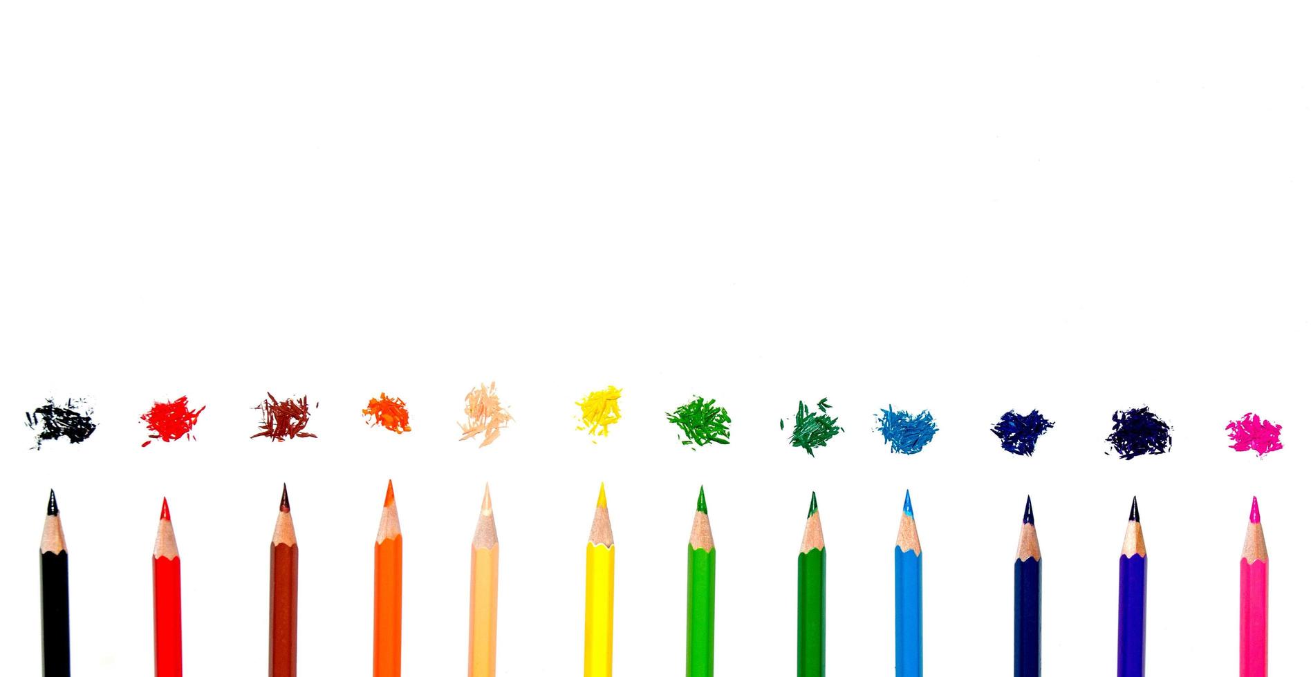 färgpenna och penna på vit bakgrund foto