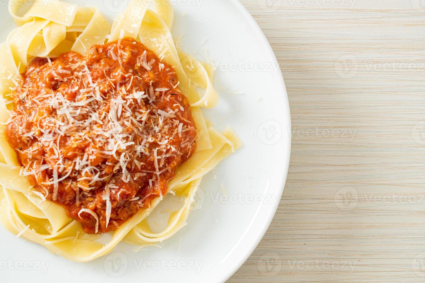 bolognese fettuccine pasta med fläsk med parmesanost foto