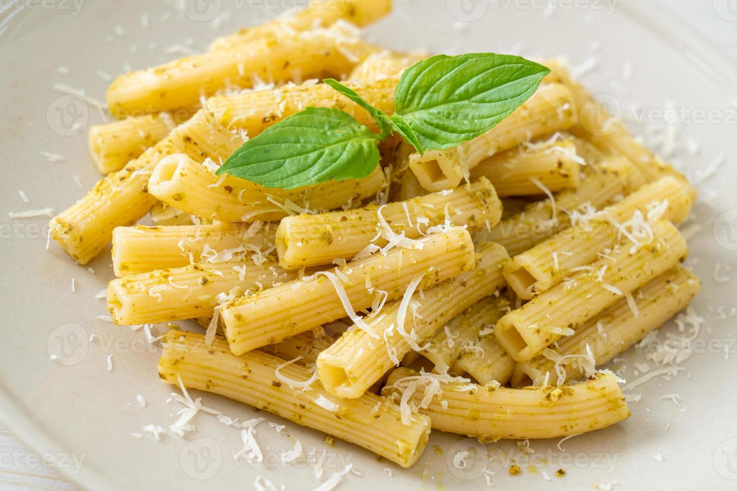 pesto rigatoni pasta med parmesanost foto