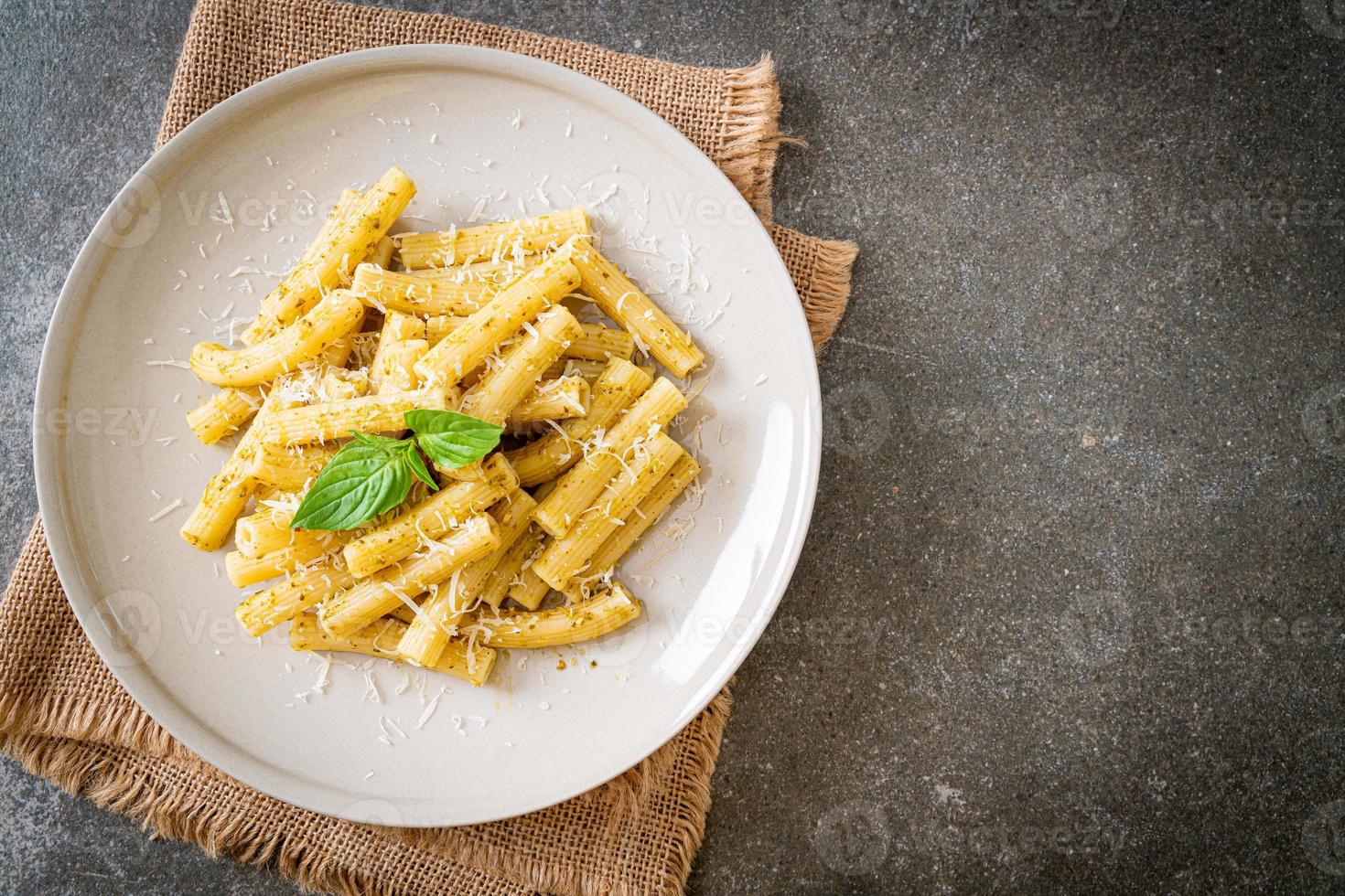 pesto rigatoni pasta med parmesanost foto