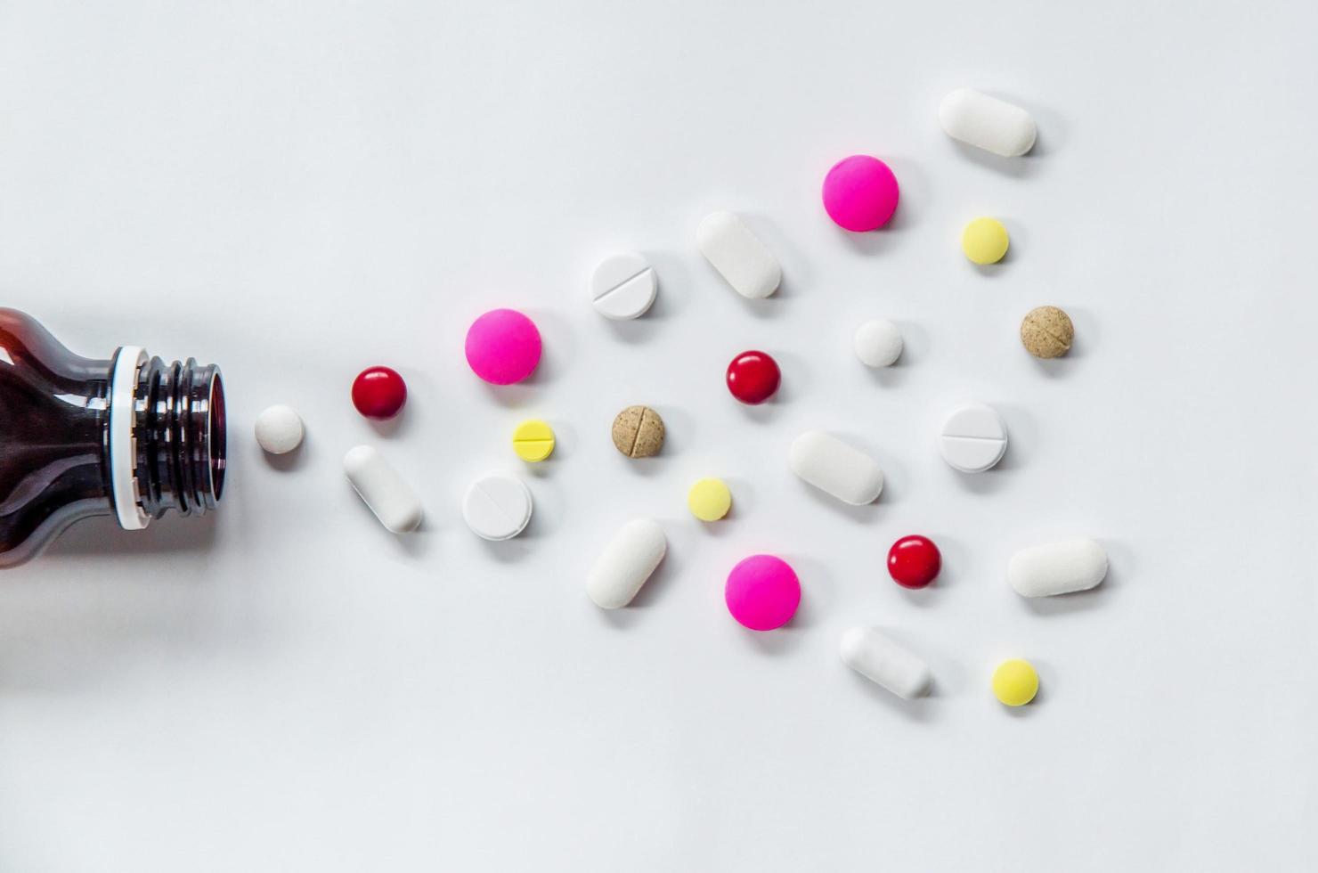 närbild av piller och läkemedel, paket med tablettläkemedel och kapselpiller. foto