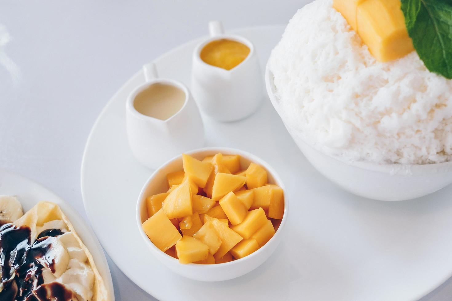 bingsu mango och rakade is desserter, choklad crepe och vanilj. foto