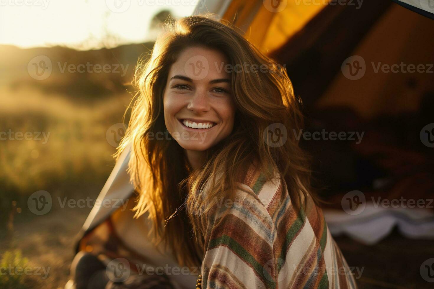 porträtt av flicka ser på kamera medan nära camping tält på solnedgång ai genererad foto