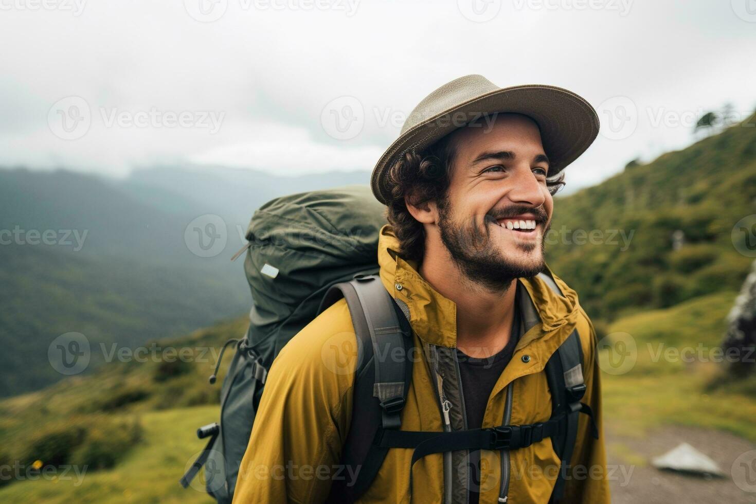 hipster resande med ryggsäck Sammanträde på topp av en berg och ser på de dal. ai genererad foto