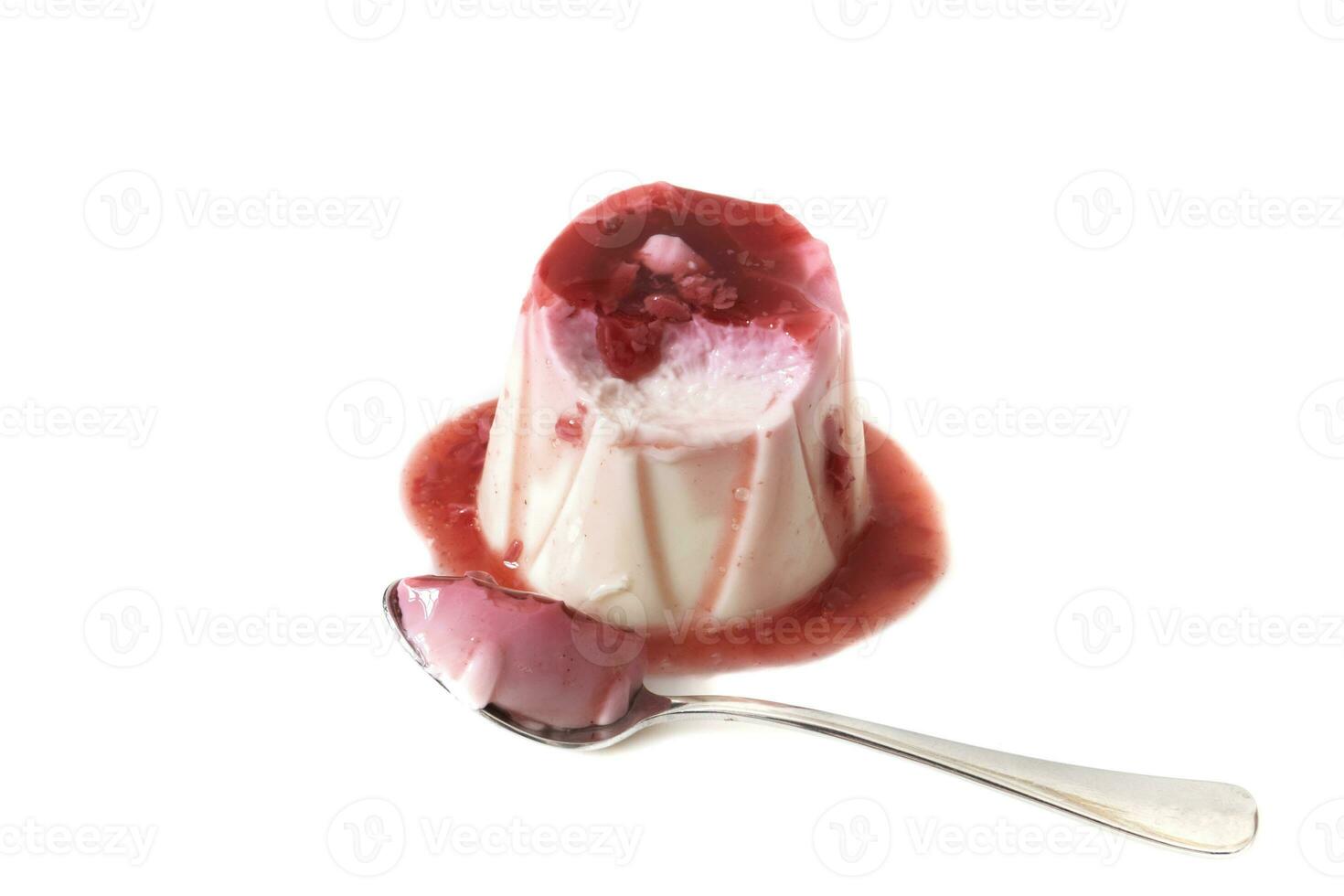 panna cotta med jordgubb sås, isolerat på en vit bakgrund. italiensk mat begrepp. foto