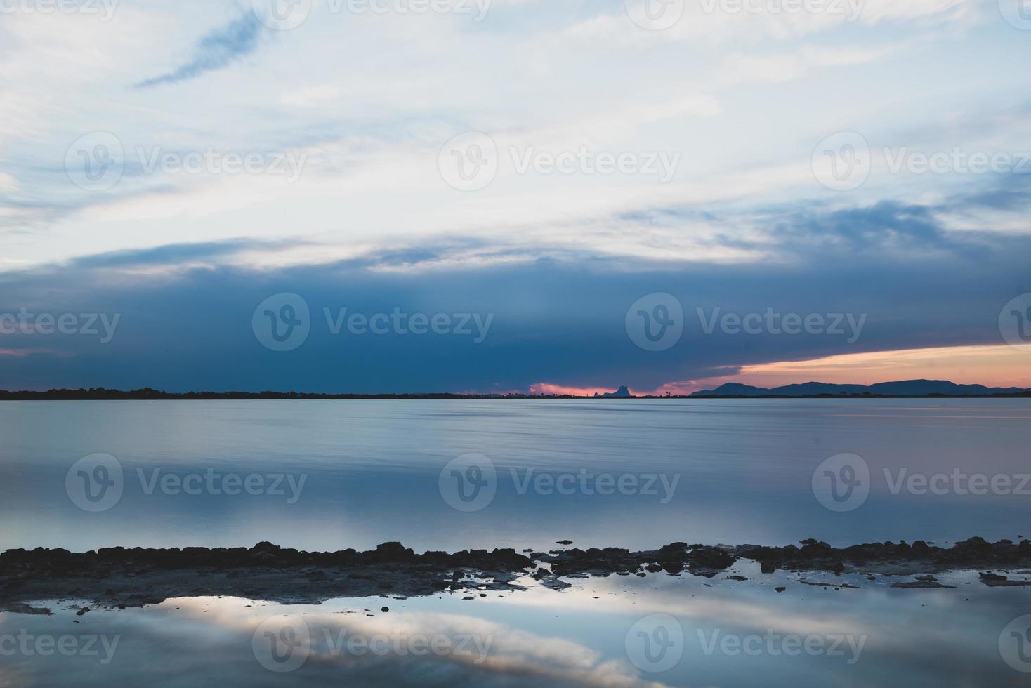 solnedgång vid estany pudent i ses salines naturpark foto