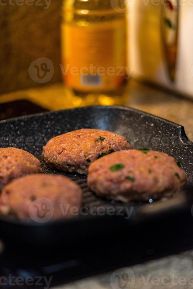 grillade hamburgare med dansande lågor tillagade till perfektion foto