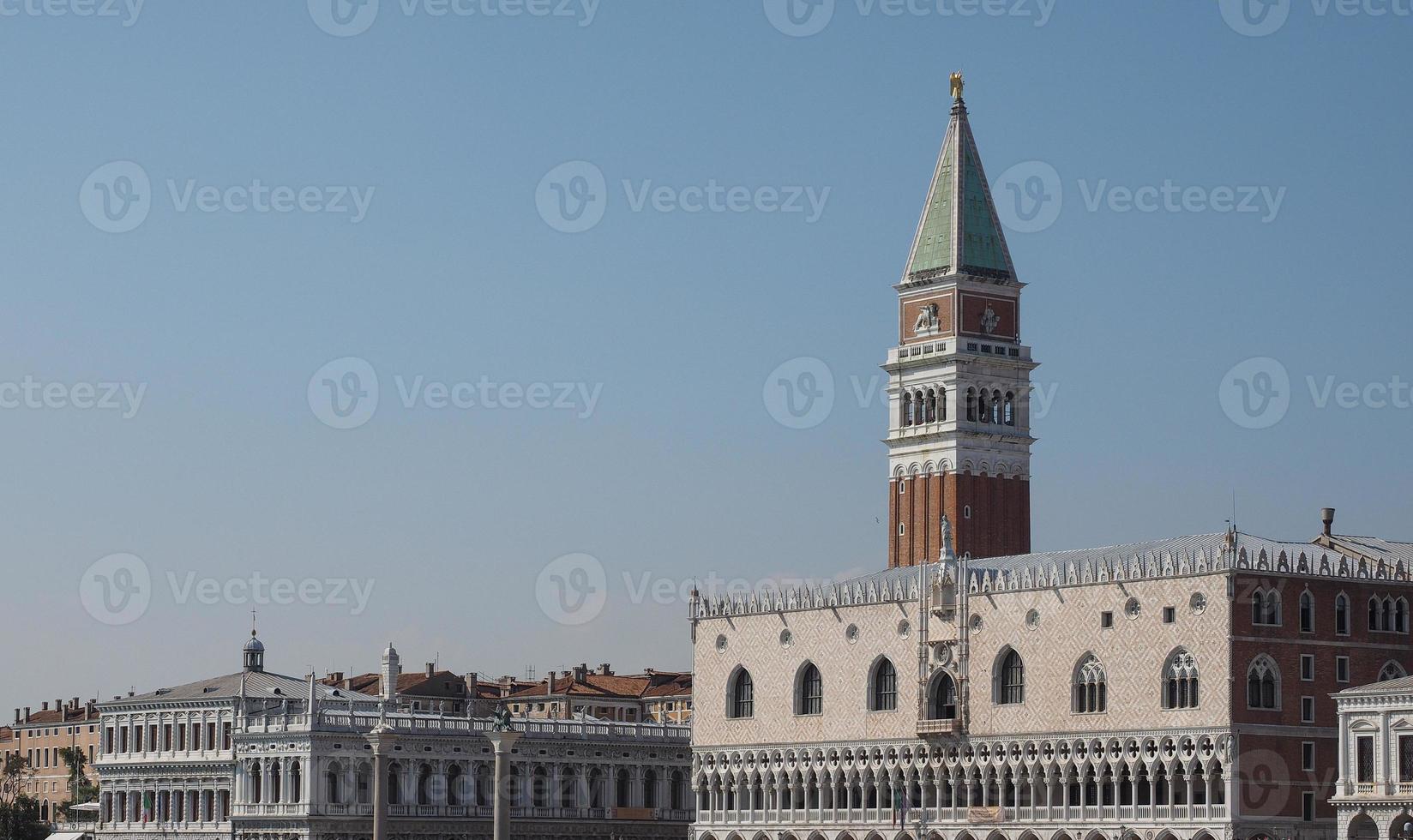 st mark square sett fron st mark bassin i Venedig foto