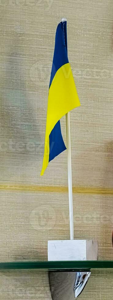 flagga av ukraina på de bakgrund av de vägg. flagga symboler av ukraina. närbild av de ukrainska flagga. foto