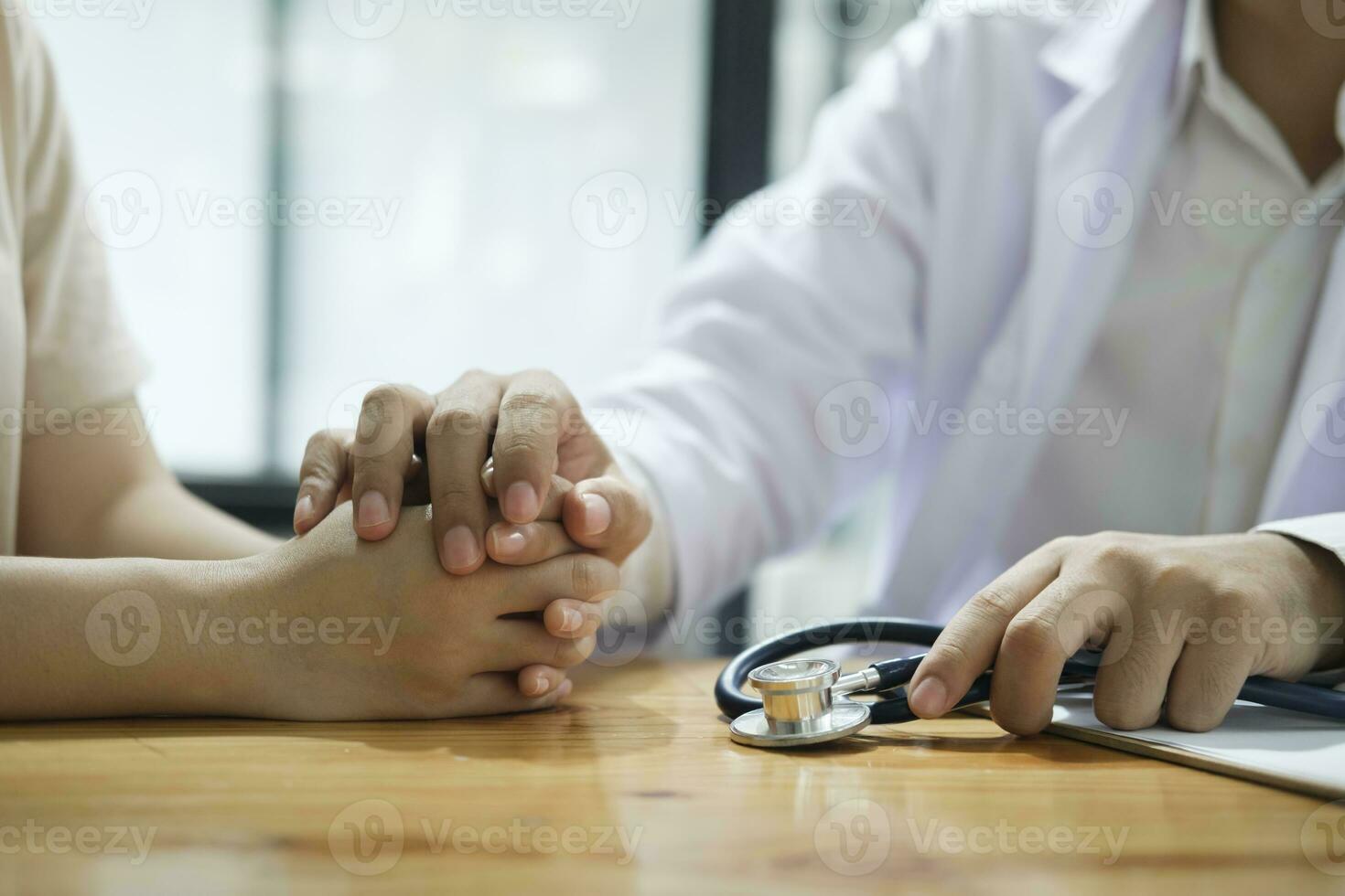 snäll läkare erbjudande en kärleksfull gest till en sjuk person under en hälsa kris. foto