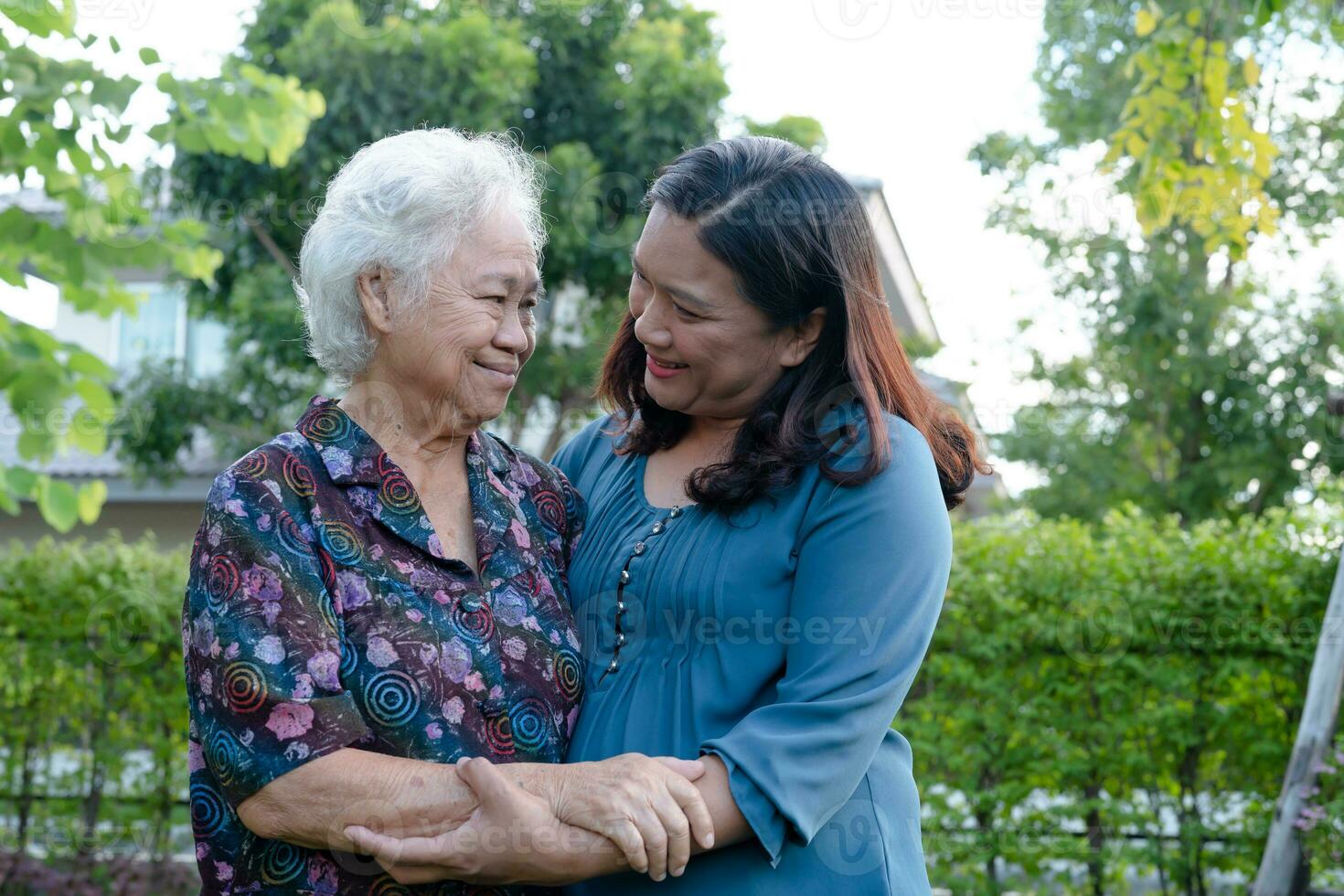 asiatisk äldre kvinna kram med henne dotter med kärlek, vård, hjälp, uppmuntra och empati på parkera, friska stark medicinsk begrepp. foto