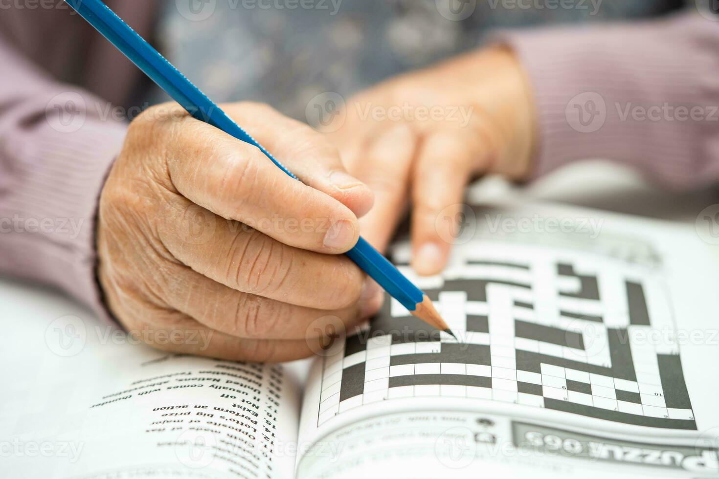 alzheimers sjukdom annons, asiatisk äldre kvinna spelar sudoku pussel spel till öva hjärna Träning för demens förebyggande. foto