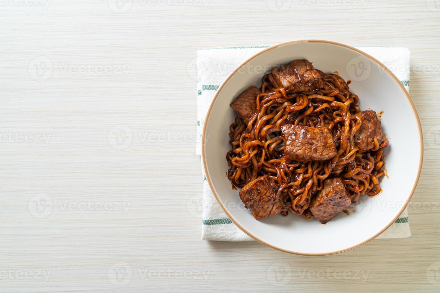 jjapaguri eller chapaguri, koreanska svarta bönor kryddiga nudlar med nötkött foto