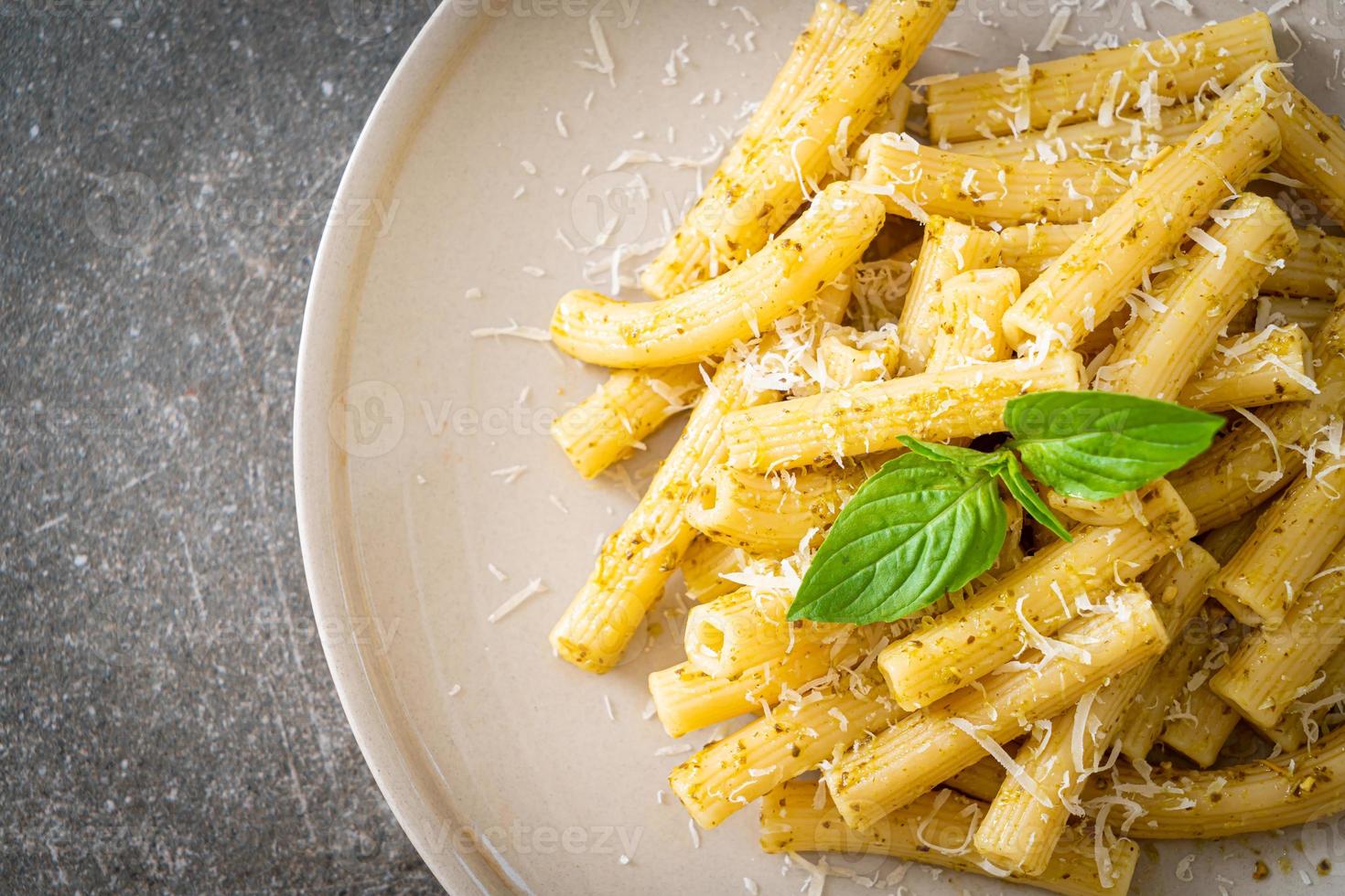 pesto rigatoni pasta med parmesanost foto