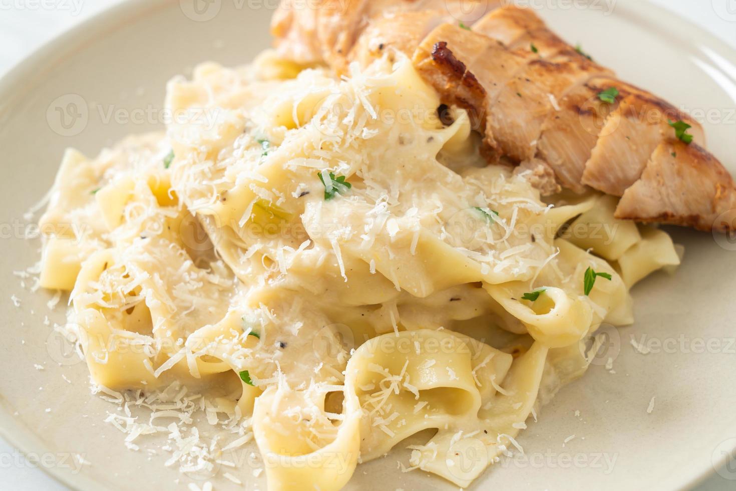 fettucine pasta vit krämig sås med grillad kyckling foto