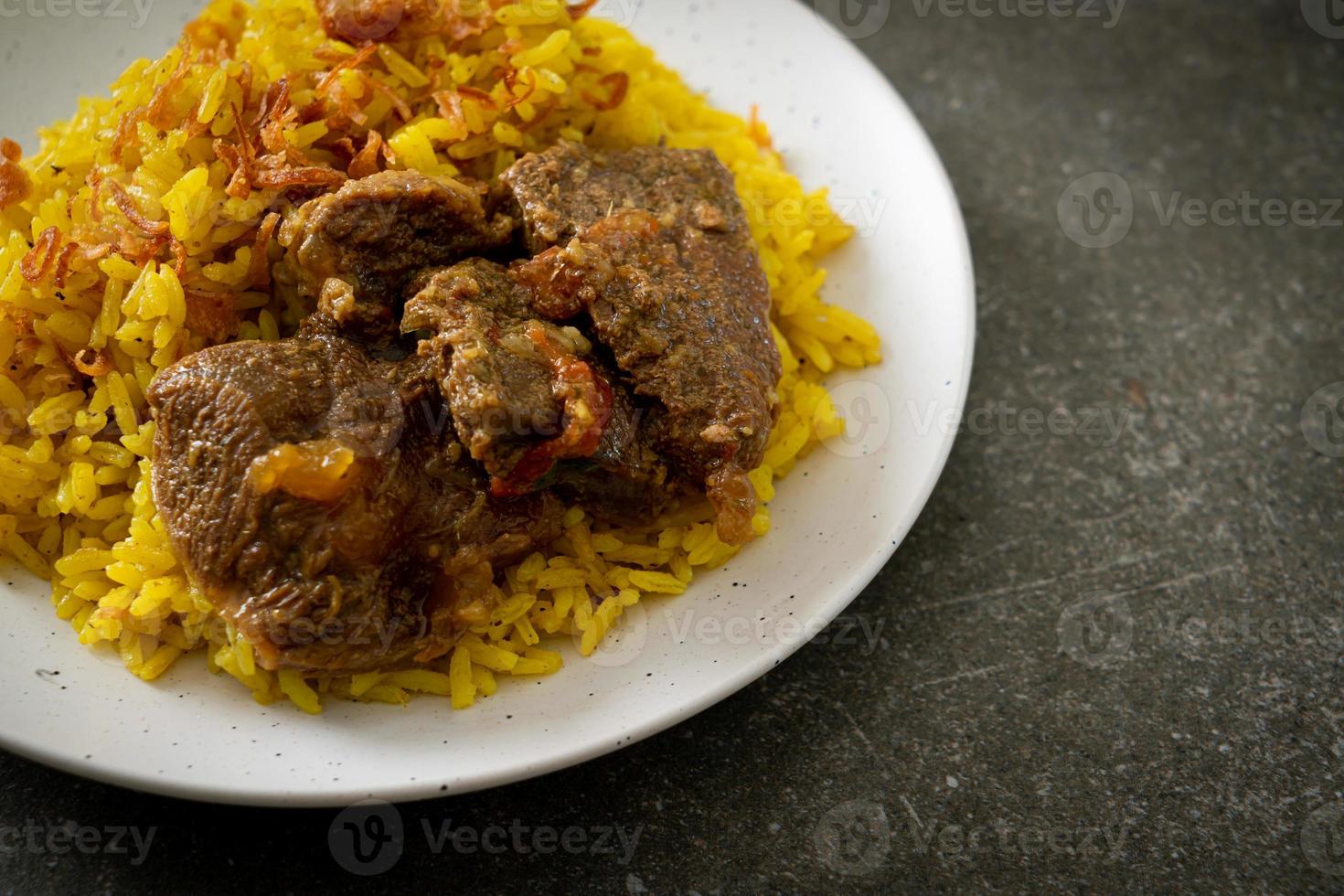 nötkött biryani eller curried ris och nötkött foto