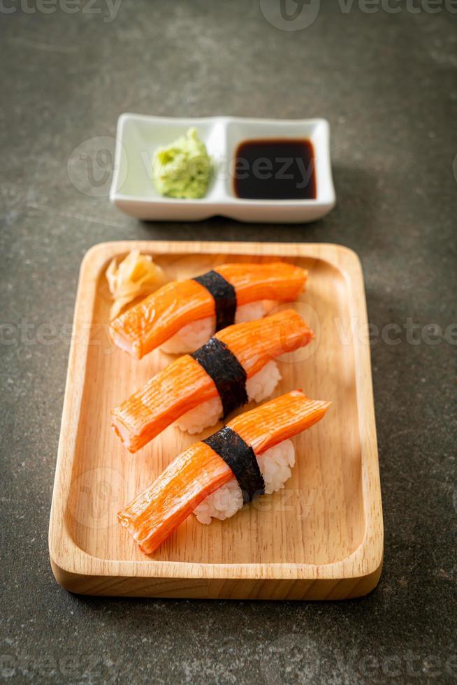 krabba stick sushi på trä tallrik foto