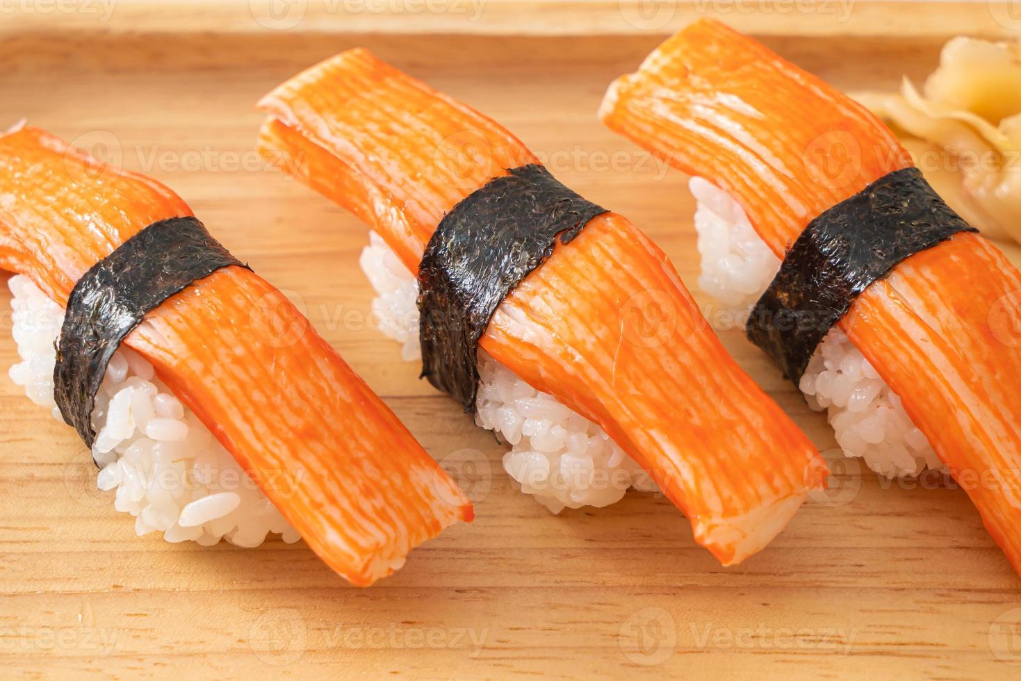 krabba stick sushi på trä tallrik foto