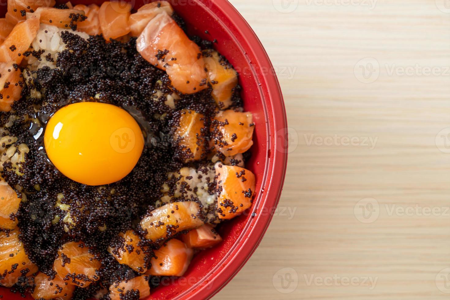japanskt ris med färsk lax rå, tobiko och ägg foto